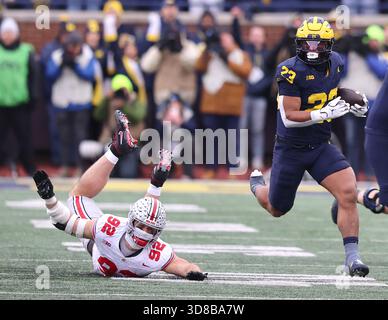 Ann Arbor, Usa. November 2025. Michigan Wolverines Nolan Baudo (23) ist am Samstag, den 29. November 2025 in Ann Arbor, Michigan, im ersten Quartal mit dem Tackle von Ohio State Buckeyes Caden Curry (92) geflogen. Foto: Aaron Josefczyk/UPI Credit: UPI/Alamy Live News Stockfoto