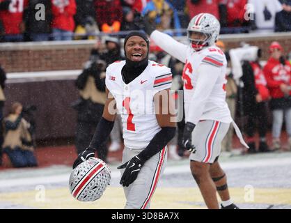 Ann Arbor, Usa. November 2025. Ohio State Buckeyes Davison Igbinosun (1) feiert sein Abfangen während des vierten Quartals gegen die Michigan Wolverines in Ann Arbor, Michigan am Samstag, den 29. November 2025. Foto: Aaron Josefczyk/UPI Credit: UPI/Alamy Live News Stockfoto