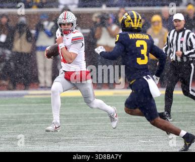Ann Arbor, Usa. November 2025. Der Ohio State Buckeyes Quarterback Julian Sayin (10) läuft am Samstag, den 29. November 2025, in Ann Arbor, Michigan, von Michigan Wolverines Jaden Mangham (3) verfolgt. Foto: Aaron Josefczyk/UPI Credit: UPI/Alamy Live News Stockfoto