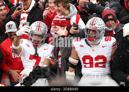 Ann Arbor, Usa. November 2025. Die Spieler der Ohio State Buckeyes feiern mit ihren Fans, nachdem sie am Samstag, den 29. November 2025, die Michigan Wolverines 27-9 in Ann Arbor, Michigan, besiegt haben. Foto: Aaron Josefczyk/UPI Credit: UPI/Alamy Live News Stockfoto