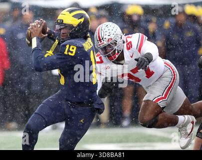 Ann Arbor, Usa. November 2025. Ohio State Buckeyes Kenyatta Jackson Jr. (97) entlässt den Michigan Wolverines Quarterback Bryce Underwood (19) während des vierten Quartals in Ann Arbor, Michigan am Samstag, den 29. November 2025. Foto: Aaron Josefczyk/UPI Credit: UPI/Alamy Live News Stockfoto