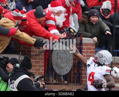 Ann Arbor, Usa. November 2025. Ohio State Buckeyes Jeremiah Smith (4) feiert seinen Touchdown-Fang gegen die Michigan Wolverines während des zweiten Quartals in Ann Arbor, Michigan am Samstag, den 29. November 2025. Foto: Aaron Josefczyk/UPI Credit: UPI/Alamy Live News Stockfoto