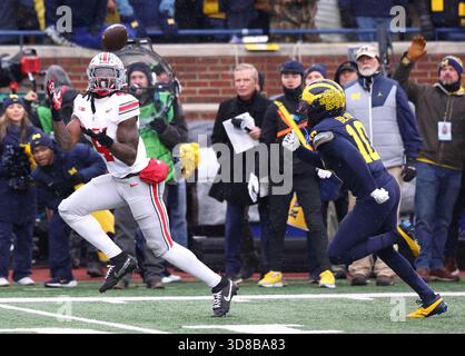 Ann Arbor, Usa. November 2025. Ohio State Buckeyes Jeremiah Smith (4) hält sich am Samstag, den 29. November 2025, im zweiten Quartal in Ann Arbor (Michigan) von Michigan Wolverines Zeke Berry verteidigt. Foto: Aaron Josefczyk/UPI Credit: UPI/Alamy Live News Stockfoto