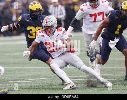 Ann Arbor, Usa. November 2025. Ohio State Buckeyes Bo Jackson (25) macht am Samstag, den 29. November 2025, einen Zug gegen die Michigan Wolverines. Foto: Aaron Josefczyk/UPI Credit: UPI/Alamy Live News Stockfoto