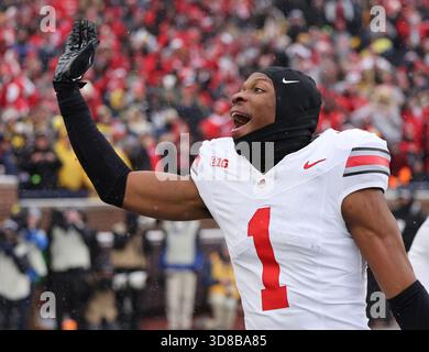 Ann Arbor, Usa. November 2025. Ohio State Buckeyes Davison Igbinosun (1) winkt den Fans von Michigan zu, als er am Samstag, den 29. November 2025 in Ann Arbor, Michigan, seine Interception im vierten Quartal gegen die Michigan Wolverines feiert. Foto: Aaron Josefczyk/UPI Credit: UPI/Alamy Live News Stockfoto