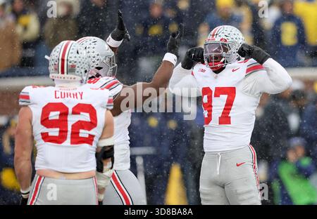 Ann Arbor, Usa. November 2025. Ohio State Buckeyes Kenyatta Jackson Jr. (97) feiert seinen Sack mit Kayden McDonald (98) und Caden Curry (92) im vierten Quartal gegen die Michigan Wolverines in Ann Arbor, Michigan am Samstag, 29. November 2025. Foto: Aaron Josefczyk/UPI Credit: UPI/Alamy Live News Stockfoto