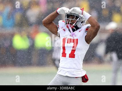Ann Arbor, Usa. November 2025. Ohio State Buckeyes Carnell Tate (17) feiert im vierten Quartal gegen die Michigan Wolverines in Ann Arbor, Michigan am Samstag, den 29. November 2025. Foto: Aaron Josefczyk/UPI Credit: UPI/Alamy Live News Stockfoto