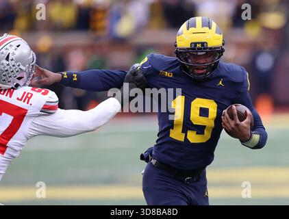 Ann Arbor, Usa. November 2025. Michigan Wolverines Quarterback Bryce Underwood (19) Stiff bewaffnet Ohio State Buckeyes Kenyatta Jackson Jr. (97) während des zweiten Quartals in Ann Arbor, Michigan am Samstag, den 29. November 2025. Foto: Aaron Josefczyk/UPI Credit: UPI/Alamy Live News Stockfoto