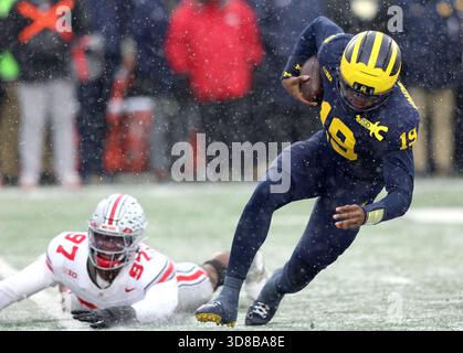 Ann Arbor, Usa. November 2025. Der Michigan Wolverines Quarterback Bryce Underwood (19) wird am Samstag, den 29. November 2025, von Ohio State Buckeyes Kenyatta Jackson Jr. (97) in Ann Arbor (Michigan) geplündert. Foto: Aaron Josefczyk/UPI Credit: UPI/Alamy Live News Stockfoto