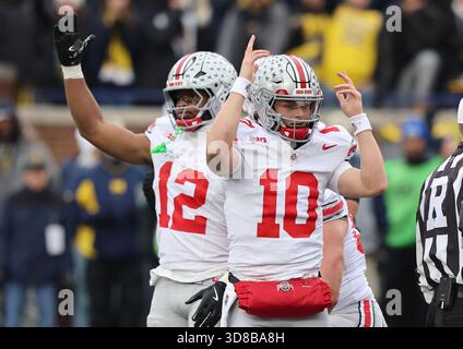 Ann Arbor, Usa. November 2025. Ohio State Buckeyes Quarterback Julian Sayin (10) reagiert auf seinen Touchdown während des ersten Quartals gegen die Michigan Wolverines in Ann Arbor, Michigan am Samstag, den 29. November 2025. Foto: Aaron Josefczyk/UPI Credit: UPI/Alamy Live News Stockfoto