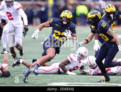 Ann Arbor, Usa. November 2025. Michigan Wolverines Nolan Baudo (23) durchquert ein großes Loch in der Ohio State Buckeyes Defensive Line während des ersten Viertels in Ann Arbor, Michigan am Samstag, den 29. November 2025. Foto: Aaron Josefczyk/UPI Credit: UPI/Alamy Live News Stockfoto