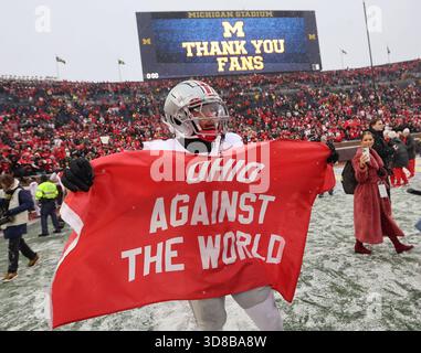 Ann Arbor, Usa. November 2025. Ohio State Buckeyes Brandon Inniss (1) feiert nach dem Sieg über die Michigan Wolverines 27-9 in Ann Arbor, Michigan am Samstag, den 29. November 2025. Foto: Aaron Josefczyk/UPI Credit: UPI/Alamy Live News Stockfoto