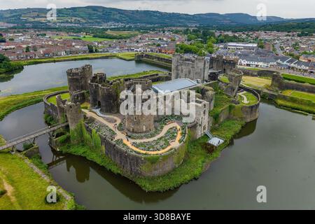 Berühmtes Caerphilly Castle, eine große mittelalterliche Festung und Ruinen in Südwales Stockfoto