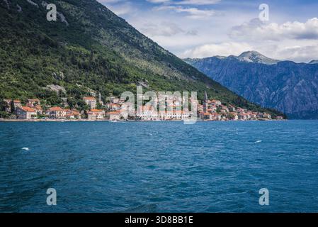 Kotor Bay in Montenegro, Blick auf die Küstenstadt Perast Stockfoto