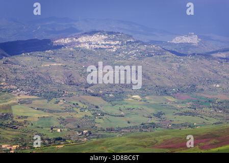 Aus der Vogelperspektive vom Felsen von Ceres in Enna auf der Insel Sizilien in Italien Stockfoto