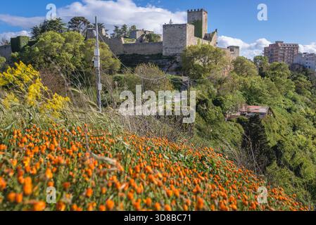 Das Castello di Lombardia von Rocca di Pinè in Enna Stadt und Gemeinde in der Provinz Enna in der Mitte von Sizilien im Süden von Italien entfernt gesehen Stockfoto