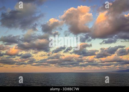Abendhimmel über dem Kap Zafferano an der Tyrrhenischen Küste in der Nähe der Stadt Santa Flavia auf Sizilien, Italien Stockfoto