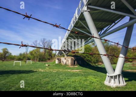 Überreste der ehemaligen Grenze, genannt aus dem Perdiod des Kalten Krieges in Devinska Nova Ves, Bratislava - Blick mit Freedom Cycling Bridge Stockfoto