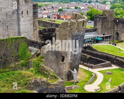 Berühmter Schiefer Turm und Steinruinen des mittelalterlichen Caerphilly Castle in Wales. Stockfoto