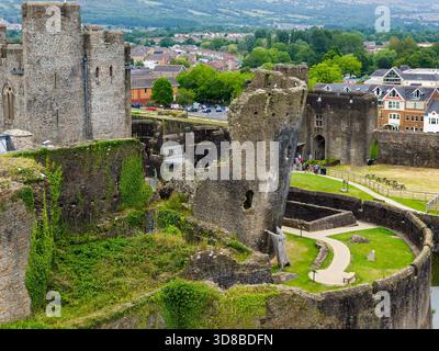 Schiefer Turm und alte Steinruinen von Caerphilly Castle, der größten in Wales Stockfoto