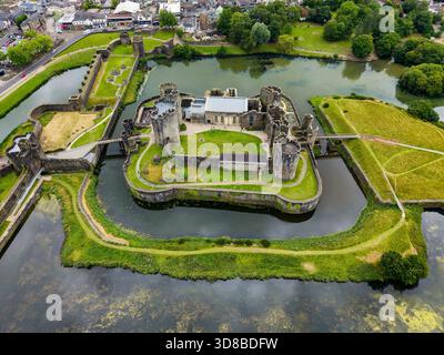 Mittelalterliche Caerphilly Castle Ruine mit seinen ausgedehnten Wasserschutzmauern und Graben Stockfoto
