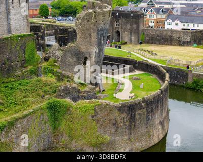 Berühmter Schiefer Turm und Steinruinen des mittelalterlichen Caerphilly Castle in Wales, Großbritannien Stockfoto