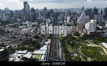 Bangkok, Thailand - 18. Juli 2022: Fahrer fahren durch die Chaloem Maha Nakhon Expressway Avenue in der Innenstadt. Der Benjakitti Park befindet sich auf der rechten Seite. Stockfoto