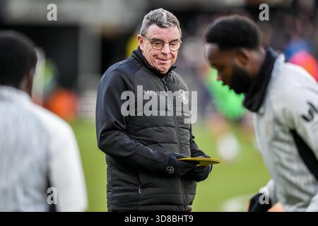 Luton, Großbritannien. November 2025. Stewart Bannister (Kitman) aus Luton Town während des Spiels der Sky Bet League 1 zwischen Luton Town und Bolton Wanderers in der Kenilworth Road, Luton, England am 29. November 2025. Foto: David Horn. Quelle: Prime Media Images/Alamy Live News Stockfoto
