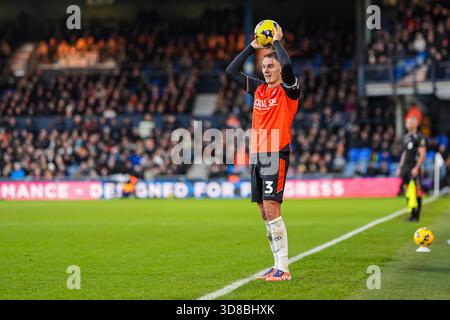 Luton, Großbritannien. November 2025. Kal Naismith (3) aus Luton Town während des Spiels der Sky Bet League 1 zwischen Luton Town und Bolton Wanderers in der Kenilworth Road, Luton, England am 29. November 2025. Foto: David Horn. Quelle: Prime Media Images/Alamy Live News Stockfoto