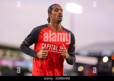 Luton, Großbritannien. November 2025. Nigel Lonwijk (17) aus Luton Town während des Spiels der Sky Bet League 1 zwischen Luton Town und Bolton Wanderers in der Kenilworth Road, Luton, England am 29. November 2025. Foto: David Horn. Quelle: Prime Media Images/Alamy Live News Stockfoto