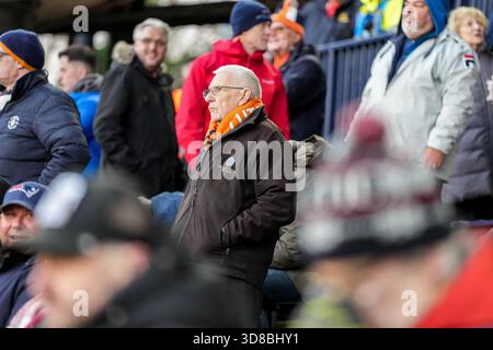 Luton, Großbritannien. November 2025. Luton Town Fans beim Spiel der Sky Bet League 1 zwischen Luton Town und Bolton Wanderers in der Kenilworth Road, Luton, England am 29. November 2025. Foto: David Horn. Quelle: Prime Media Images/Alamy Live News Stockfoto