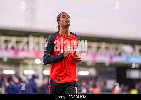 Luton, Großbritannien. November 2025. Nigel Lonwijk (17) aus Luton Town während des Spiels der Sky Bet League 1 zwischen Luton Town und Bolton Wanderers in der Kenilworth Road, Luton, England am 29. November 2025. Foto: David Horn. Quelle: Prime Media Images/Alamy Live News Stockfoto