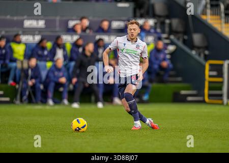 Luton, Großbritannien. November 2025. George Johnston (6) von Bolton Wanderers während des Spiels der Sky Bet League 1 zwischen Luton Town und Bolton Wanderers in der Kenilworth Road, Luton, England am 29. November 2025. Foto: David Horn. Quelle: Prime Media Images/Alamy Live News Stockfoto