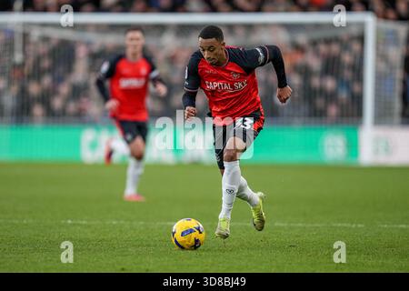 Luton, Großbritannien. November 2025. Cohen Bramall (33) aus Luton Town während des Spiels der Sky Bet League 1 zwischen Luton Town und Bolton Wanderers in der Kenilworth Road, Luton, England am 29. November 2025. Foto: David Horn. Quelle: Prime Media Images/Alamy Live News Stockfoto
