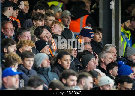 Luton, Großbritannien. November 2025. Luton Town Fans beim Spiel der Sky Bet League 1 zwischen Luton Town und Bolton Wanderers in der Kenilworth Road, Luton, England am 29. November 2025. Foto: David Horn. Quelle: Prime Media Images/Alamy Live News Stockfoto