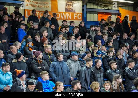 Luton, Großbritannien. November 2025. Luton Town Fans beim Spiel der Sky Bet League 1 zwischen Luton Town und Bolton Wanderers in der Kenilworth Road, Luton, England am 29. November 2025. Foto: David Horn. Quelle: Prime Media Images/Alamy Live News Stockfoto