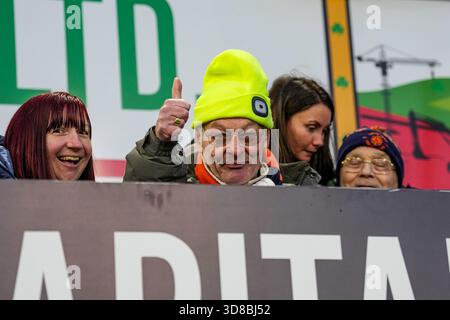 Luton, Großbritannien. November 2025. Luton Town Fans beim Spiel der Sky Bet League 1 zwischen Luton Town und Bolton Wanderers in der Kenilworth Road, Luton, England am 29. November 2025. Foto: David Horn. Quelle: Prime Media Images/Alamy Live News Stockfoto
