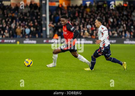 Luton, Großbritannien. November 2025. Lamine Fanne (22) aus Luton Town während des Spiels der Sky Bet League 1 zwischen Luton Town und Bolton Wanderers in der Kenilworth Road, Luton, England am 29. November 2025. Foto: David Horn. Quelle: Prime Media Images/Alamy Live News Stockfoto
