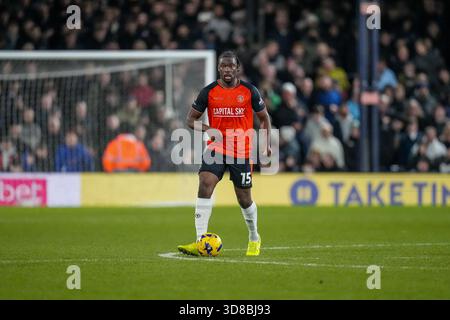 Luton, Großbritannien. November 2025. Teden Mengi (15) aus Luton Town während des Spiels der Sky Bet League 1 zwischen Luton Town und Bolton Wanderers in der Kenilworth Road, Luton, England am 29. November 2025. Foto: David Horn. Quelle: Prime Media Images/Alamy Live News Stockfoto