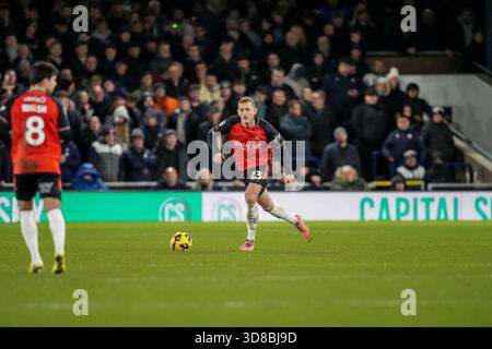 Luton, Großbritannien. November 2025. George Saville (23) aus Luton Town während des Spiels der Sky Bet League 1 zwischen Luton Town und Bolton Wanderers in der Kenilworth Road, Luton, England am 29. November 2025. Foto: David Horn. Quelle: Prime Media Images/Alamy Live News Stockfoto