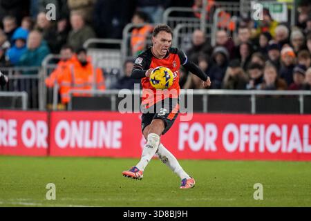 Luton, Großbritannien. November 2025. Kal Naismith (3) aus Luton Town während des Spiels der Sky Bet League 1 zwischen Luton Town und Bolton Wanderers in der Kenilworth Road, Luton, England am 29. November 2025. Foto: David Horn. Quelle: Prime Media Images/Alamy Live News Stockfoto