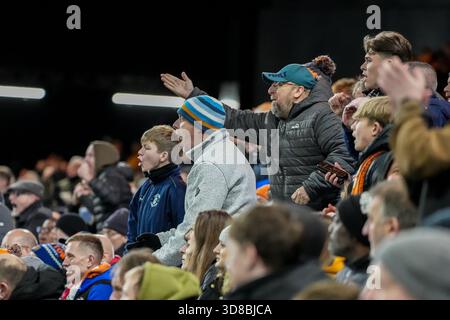 Luton, Großbritannien. November 2025. Luton Town Fans beim Spiel der Sky Bet League 1 zwischen Luton Town und Bolton Wanderers in der Kenilworth Road, Luton, England am 29. November 2025. Foto: David Horn. Quelle: Prime Media Images/Alamy Live News Stockfoto