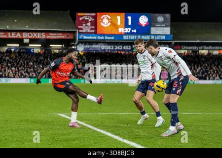 Luton, Großbritannien. November 2025. Shayden Morris (14) aus Luton Town während des Spiels der Sky Bet League 1 zwischen Luton Town und Bolton Wanderers in der Kenilworth Road, Luton, England am 29. November 2025. Foto: David Horn. Quelle: Prime Media Images/Alamy Live News Stockfoto