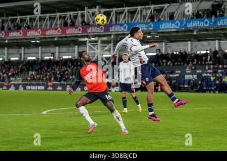 Luton, Großbritannien. November 2025. Hakeem Odoffin (16) aus Luton Town während des Spiels der Sky Bet League 1 zwischen Luton Town und Bolton Wanderers in der Kenilworth Road, Luton, England am 29. November 2025. Foto: David Horn. Quelle: Prime Media Images/Alamy Live News Stockfoto