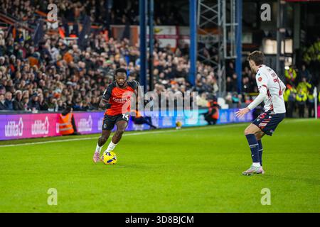 Luton, Großbritannien. November 2025. Shayden Morris (14) aus Luton Town während des Spiels der Sky Bet League 1 zwischen Luton Town und Bolton Wanderers in der Kenilworth Road, Luton, England am 29. November 2025. Foto: David Horn. Quelle: Prime Media Images/Alamy Live News Stockfoto