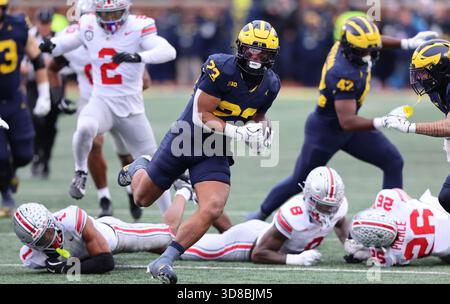 Ann Arbor, Usa. November 2025. Michigan Wolverines Nolan Baudo (23) durchquert die Ohio State Buckeyes Defensive Line während des ersten Viertels in Ann Arbor, Michigan am Samstag, den 29. November 2025. Foto: Aaron Josefczyk/UPI Credit: UPI/Alamy Live News Stockfoto