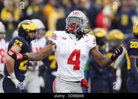 Ann Arbor, Usa. November 2025. Ohio State Buckeyes Jeremiah Smith (4) reagiert am Samstag, den 29. November 2025 in Ann Arbor, Michigan, und macht einen Touchdown gegen die Michigan Wolverines. Foto: Aaron Josefczyk/UPI Credit: UPI/Alamy Live News Stockfoto