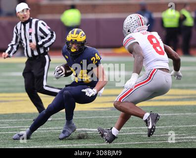 Ann Arbor, Usa. November 2025. Michigan Wolverines Tevis Metcalf (24) versucht am Samstag, den 29. November 2025 in Ann Arbor, Michigan, einen Schritt gegen Ohio State Buckeyes Arvelle Reese (8) zu machen. Foto: Aaron Josefczyk/UPI Credit: UPI/Alamy Live News Stockfoto