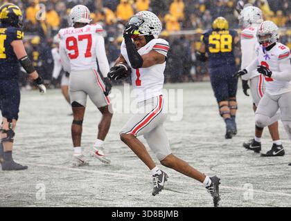 Ann Arbor, Usa. November 2025. Ohio State Buckeyes Davison Igbinosun (1) nimmt seinen Helm ab, während er am Samstag, den 29. November 2025, seine Abhörfeier gegen die Michigan Wolverines in Ann Arbor, Michigan, feiert. Foto: Aaron Josefczyk/UPI Credit: UPI/Alamy Live News Stockfoto