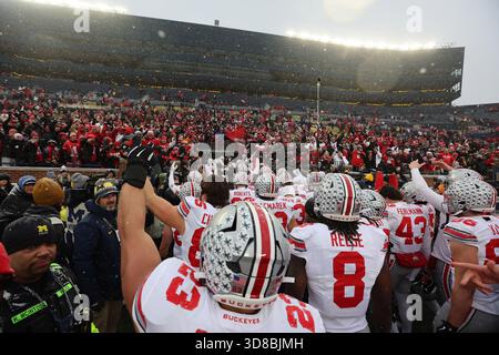 Ann Arbor, Usa. November 2025. Ohio State Buckeyes Spieler werden von Fans gefeiert, nachdem sie am Samstag, den 29. November 2025, die Michigan Wolverines 27-9 in Ann Arbor, Michigan, besiegt haben. Foto: Aaron Josefczyk/UPI Credit: UPI/Alamy Live News Stockfoto